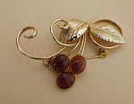 VINTAGE 1984 GOLD TONE LEAF AND BERRY BROOCH 