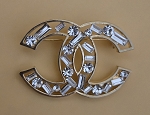 MEDIUM CRYSTAL LOGO  CC. GOLD TONE MODERN STYLE BROOCH 