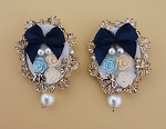 GOLD TONE VINTAGE STYLE OVAL BROOCH WITH 3 FLOWERS, PEARLS AND CRYSTAL 