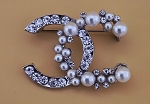 MEDIUM CC. PEARLS AND CRYSTAL SILVER TONE BROOCH 